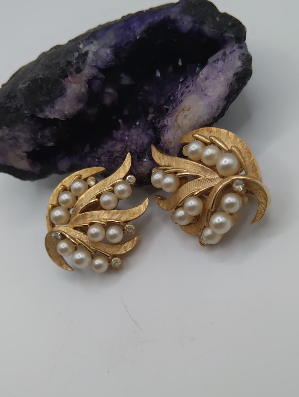 Crown Trifari Gold Tone Leaf With Faux Pearl And Rhinestone Accents Clip On - Picture 3 of 6